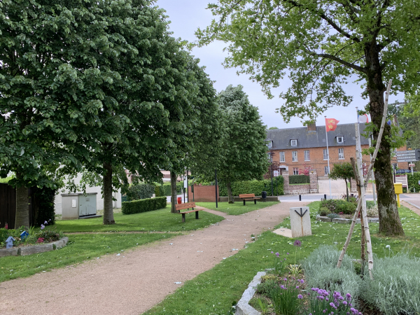 Nous partons du parking de la bibliothèque et traversons le centre de Préaux. Petit bourg tranquille à l'écart des axes qui rayonnent depuis Rouen, Préaux fut une baronnie, siège d'une importante cour de justice.