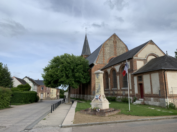 Nous longeons l'église Notre-Dame de Préaux.