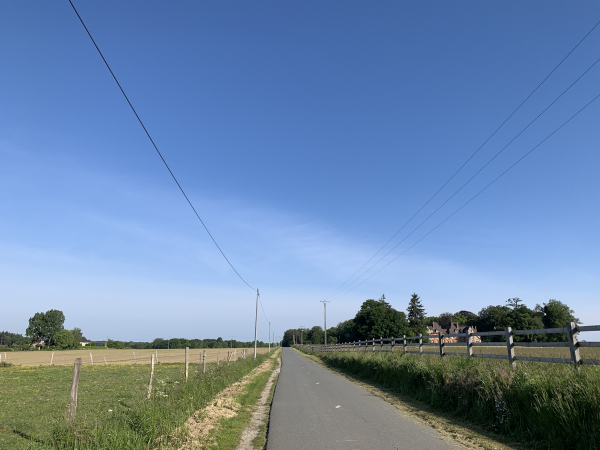 Nous allons suivre maintenant la D53 sur 2 kilomètres jusqu'à l'entrée en forêt. Ce n'est pas notre idéal de randonnée, mais le bas côté, large et entretenu, permet d'éviter la route elle-même. De plus, cette départementale semble très calme. A droite, on voit le château de Bellevue, ancien pavillon de chasse.