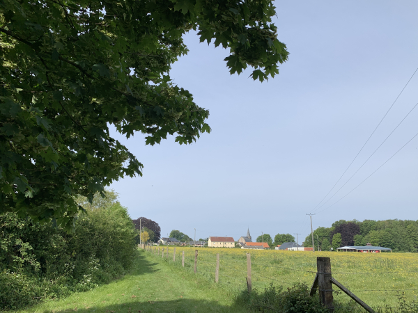 On distingue déjà les cages de but du stade où sont garées les voitures.