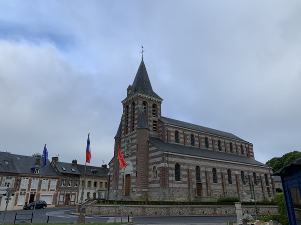 Nous partons du centre du bourg de Sassetot-le-Mauconduit et passons devant l'église Notre-Dame-de-la-Nativité (XIXe).