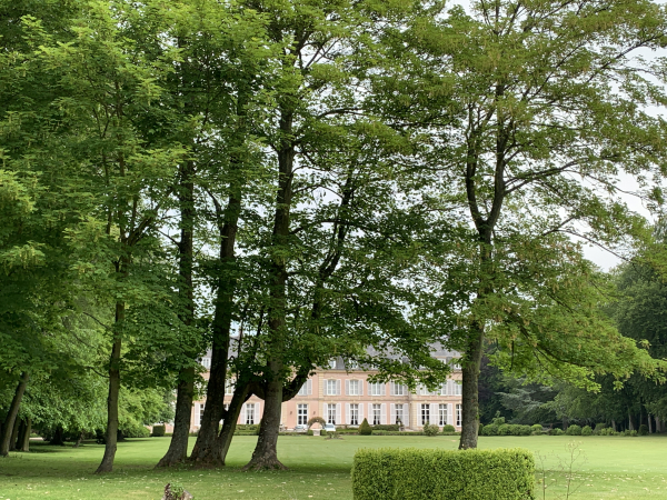 Peu après l'église, nous passons devant le château du village, connu pour avoir hébergé l'impératrice Elisabeth de Wittelsbach, Sissi. Venue sur les conseils de ses médecins, elle se baignait aux Petites Dalles et parcourait la campagne à cheval. Le château est désormais un hôtel restaurant.