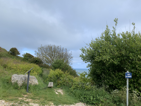 Nous n'entrons pas dans le bourg des Petites Dalles, notre chemin arrive directement au pied du sentier des Douaniers que nous allons suivre pour monter sur les falaises.