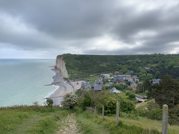 Regard arrière sur les Petites Dalles et le bord de mer.