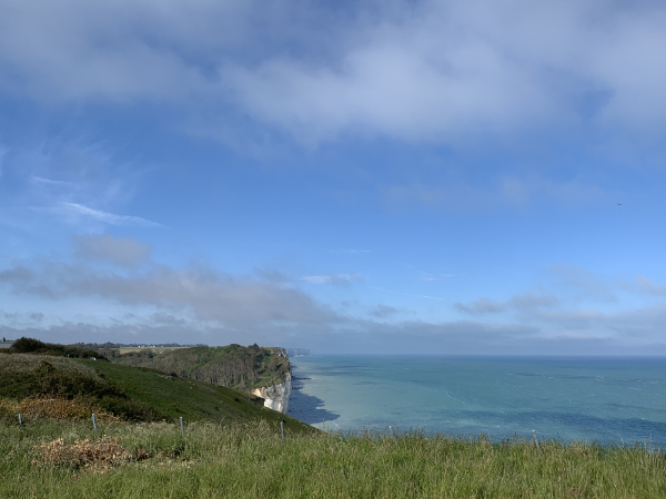 Nous arrivons à Saint-Pierre-en-Port. Le ciel s'est déjà bien éclairci et on voit les falaises jusqu'à Fécamp. (Voir les photos grand format dans l'album de la randonnée)