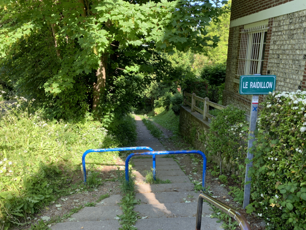 Nous descendons dans Saint-Pierre-en-Port par le Raidillon.