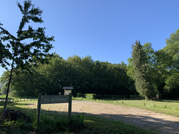 Nous arrivons à l'aire des Cateliers qui propose des tables de pique-nique.