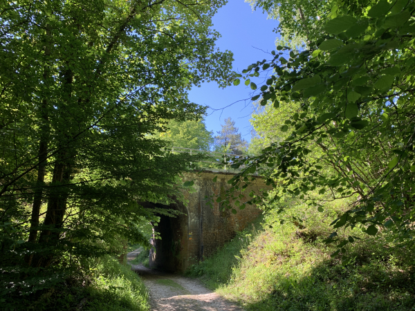 Nous quittons le chemin du Grand Val au niveau du pont de la voie ferrée Serquigny - Oissel.