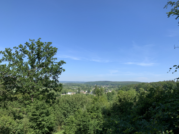 Vue sur la vallée depuis le château. On comprend l'intérêt de l'emplacement stratégique de cette forteresse qui contrôlait les voies vers Brionne ou Lieurey.