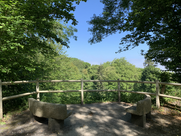 En face de l'oratoire, nous remarquons ce que nous prenons pour un belvédère, mais dont la vue ne donne que sur le vallon de l'ancienne ferme du château de Villerville, qui est une propriété. Ces habitants doivent être ravis d'avoir un belvédère qui donne dans leur jardin !