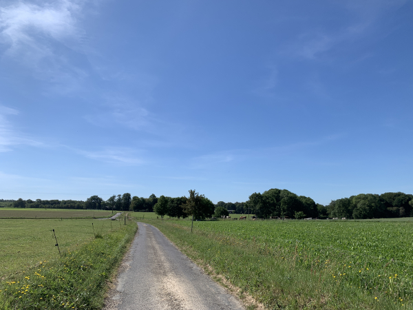 Nous traversons la plaine agricole en direction du hameau de l'Ouraille.
