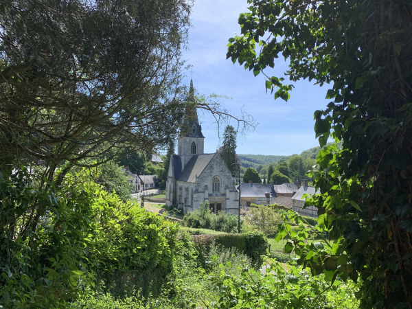Voilà Sainte-Gertrude, et son église Saint-Léonard de Maulévrier (XVIe), de style gothique flamboyant, avec un porche-clocher massif coiffé d'une flèche polygonale. L'église abrite des fons baptismaux du XIIe siècle.