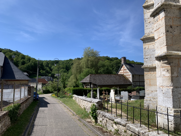 Nous longeons l'église pour aller traverser la rivière Sainte-Gertrude.