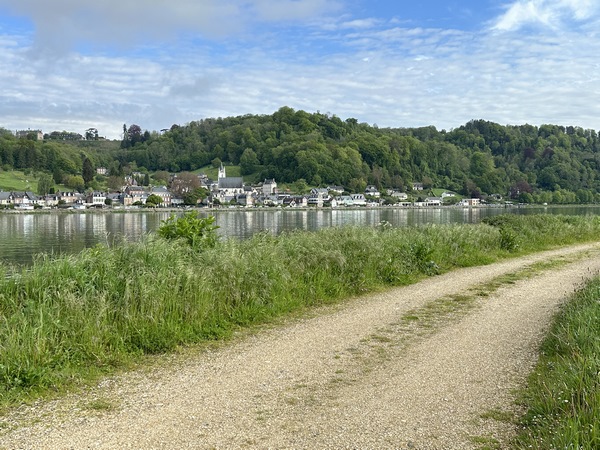 Nous rejoignons le bord de Seine en face de Villequier, dominée par son château.
