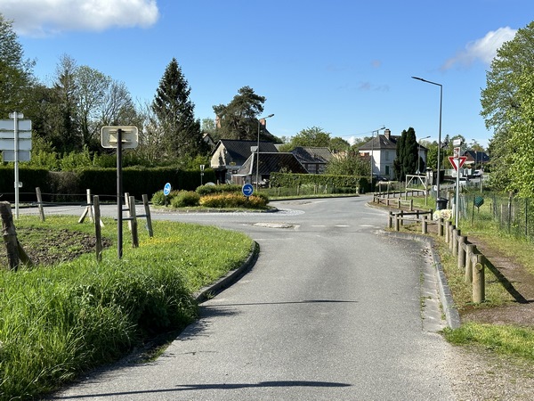 Nous traversons la D65 pour monter vers la forêt.