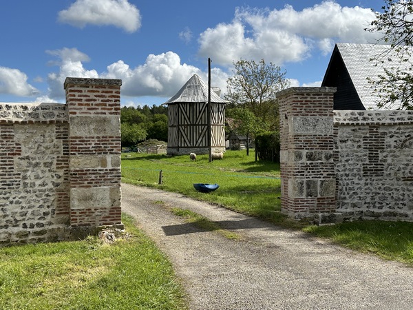 Nous quittons le chemin de lisière, et arrivons devant la Ferme de l'Amirauté, ancienne habitation d'armateur. Ce sont les deux ancres inversées dessinées sur le mur qui ont donné son nom à cette habitation. La maison est en cours de rénovation.