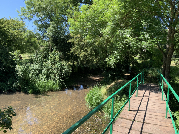 Gué et passerelle sur le Sec-Iton aux Haisettes.