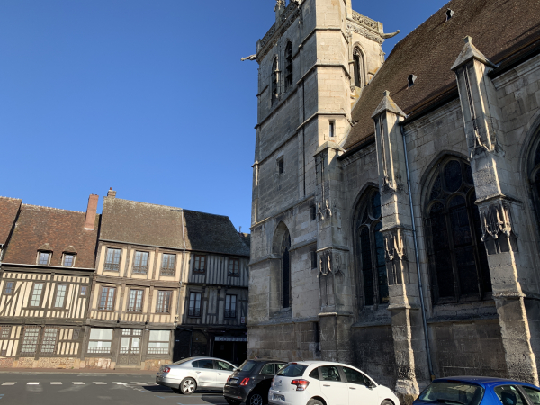Nous longeons l'église Sainte-Foy (XIIIe,XIVe,XVIe), au choeur gothique flamboyant. Elle est en particulier connue pour ses vitraux réalisés au XVIe siècle par le maître-verrier Romain Buron.