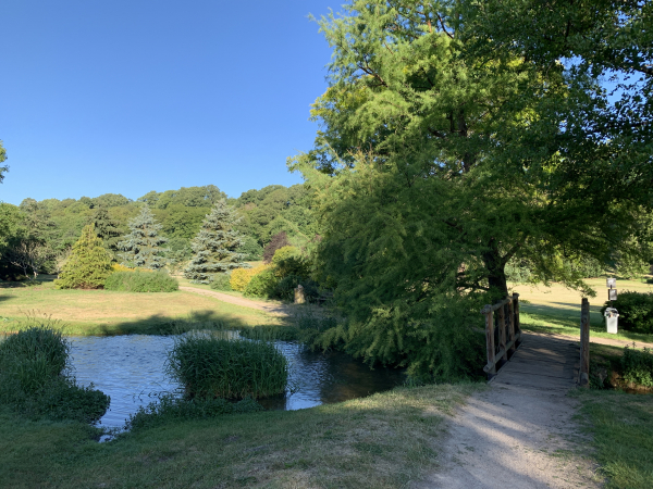Nous descendons dans le somptueux parc du Musée du Terroir, aménagé avec goût dans une boucle du Rouloir.