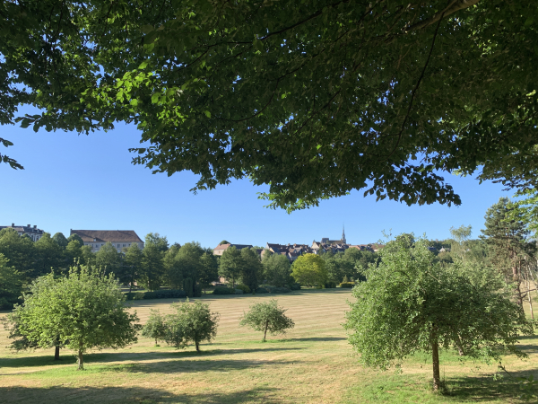 Depuis le chemin le long du coteau, nous voyons le parc et le bourg de Conches.
