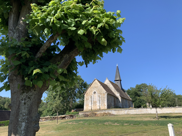 La petite église de la Basse-Croisille domine le hameau.