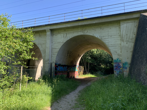 Nous retrouvons le Rouloir et passons sous la ligne Mantes-la-Jolie - Cherbourg.