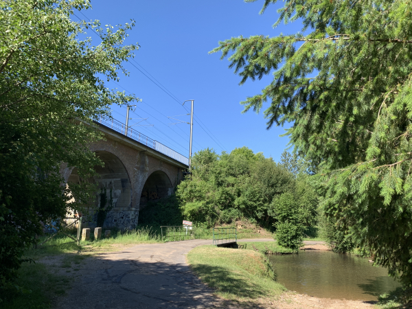 Nous allons tourner à gauche, à nouveau sous la voie ferrée, pour suivre le Rouloir.