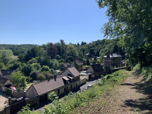 Nous suivons le GR222 qui monte vers le donjon et domine la rue des Fontaines.
