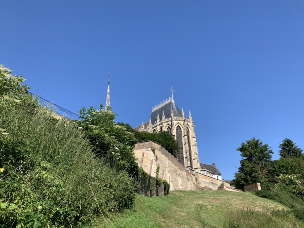 Notre chemin arrive au pied de l'église Sainte-Foy.