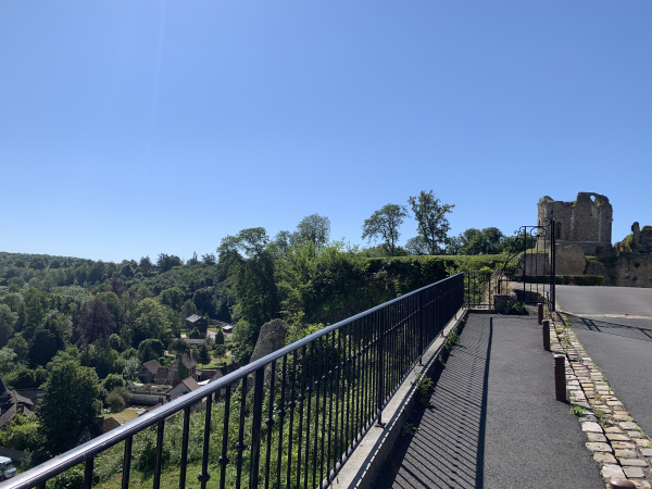 On voit ici que le château de Conches dominait la vallée du Rouloir.