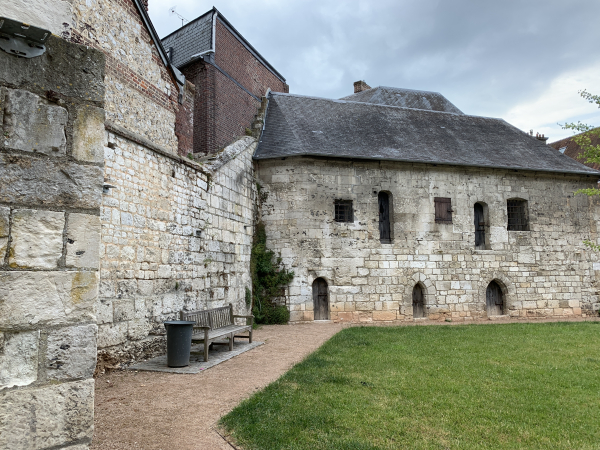 Nous commençons notre circuit en passant devant la prison médiévale (XIVe) de Caudebec-en-Caux. Construite le long du rempart de la ville près du baillage (sénéchaussée). Les condamnés partaient d'ici pour rejoindre le gibet sur les hauteurs de la ville.