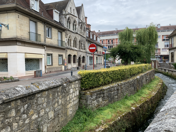 Nous traversons la ville en direction du Calidu. On voit le bâtiment du XIIe siècle appelé Maison des Templiers. C'est maintenant un atelier et une boutique de l'artisanat local, et fut sans doute une dépendance de l'abbaye de Jumièges.
