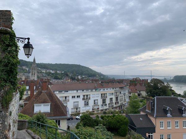 Regard arrière sur Caudebec-en-Caux depuis le Calidu. On voit, au fond, le pont de Brotonne.