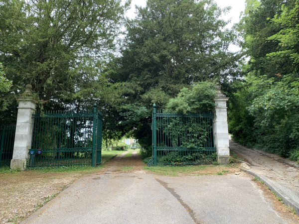 Nous voici à la grille du château de La Martinière. Nous allons passer à droite, le long du mur du château.