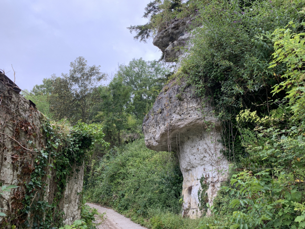 A droite ce rocher est la Pierre Tournante, appelée aussi Roche du Pain Béni. Selon la légende, la pierre tournerait sur elle-même à Noël et les Vendredis Saints pour dévoiler les trésors cachés sous sa base.