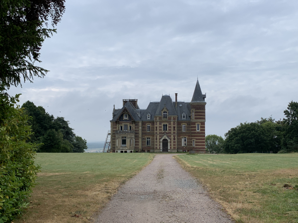 Le château de la Guerche bénéficie d'une vue exceptionnelle sur la vallée de la Seine. Construit en 1627, le château a été agrandi en 1875 dans ce style anglo-normand.