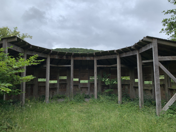 Nous quittons le parcours officiel pour marcher en bord de rivière. Ici, un poste d'observation de la faune de la zone humide des rivières Ambion et Sainte-Gertrude.