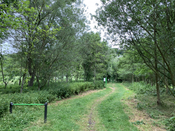 Nous suivons le parcours sportif pour rejoindre le bord de rivière.