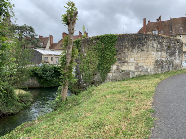 Nous entrons en centre ville par cette ancienne tour des remparts.