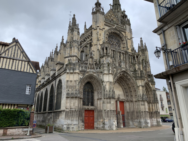 Nous voilà de retour au centre de Caudebec-en-Caux, ici l'église Notre-Dame (XVe XVIe), la plus belle du royaume d'après Henri IV.