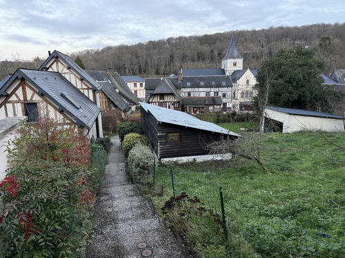 Nous quittons le parking de la bibliothèque et montons le Sentier de la Messe, escalier vers la forêt domaniale (regard arrière).