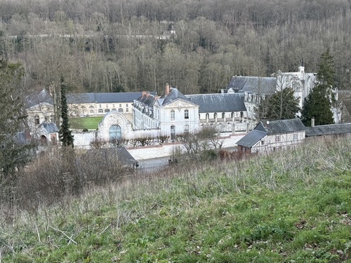 Vue sur l'abbaye Saint-Wandrille depuis le Chemin de la Messe.