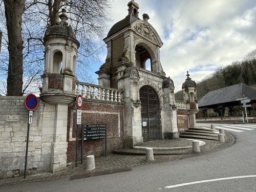 Nous longeons la monumentale porte Stacpoole de l'abbaye et traversons le centre du bourg.