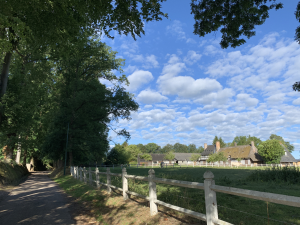 Nous sommes au hameau du Fys. Nous aurions pu couper à gauche, mais nous aurions raté, entre autres, cette belle chaumière.