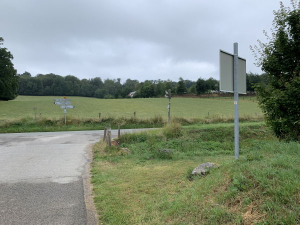 Nous n'avons pas besoin de marcher le long de la D5, un chemin piétonnier est aménagé le long de l'Auberge du Val au Cesne. On voit l'entrée du chemin ici à droite.
