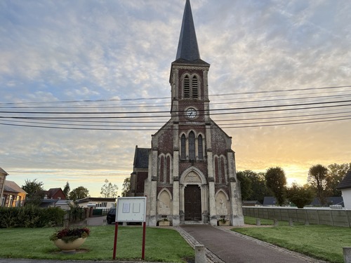 Nous partons du parking, en face de l'église, et prenons la direction du nord.