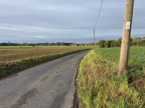 Impasse de Beauvoir, nous marchons en direction du château.