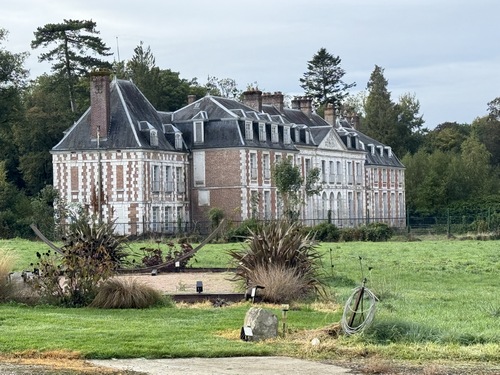 Le château de Beauvoir (XVIIe, propriété des œuvres sociales de la SNCF) n'est pas visible depuis l'itinéraire, il faut faire un court aller-retour sur les derniers mètres de l'impasse de Beauvoir pour le voir.