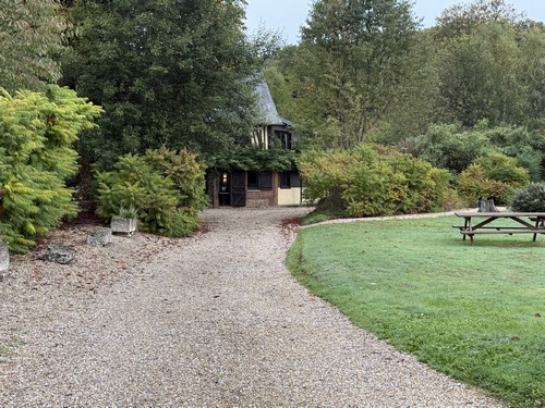 Auberge du Val-au-Cesne, très ancienne auberge, dont la bonne réputation est méritée.