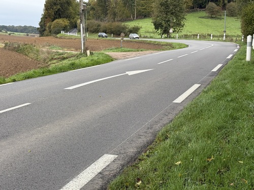 Nous allons traverser la D5 pour suivre en face le chemin des Fonds de Saint-Clair.
